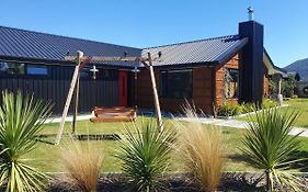 Hawea Heaven: Superking Beds + Hot Tub + Mountain